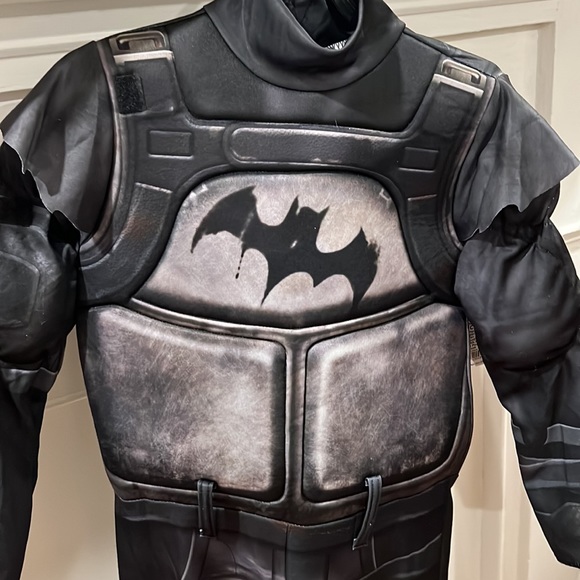 NEW Batman 7 Piece Costume.  Size Medium 8/10 - Picture 3 of 9